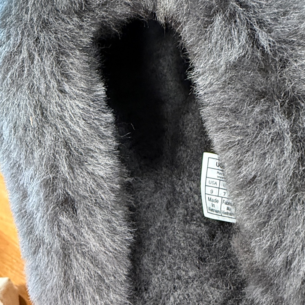 NWT UGG Women's Charcoal Sheepskin Slippers - Picture 5 of 9